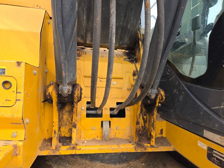2017-deere-245g-lc-image-24