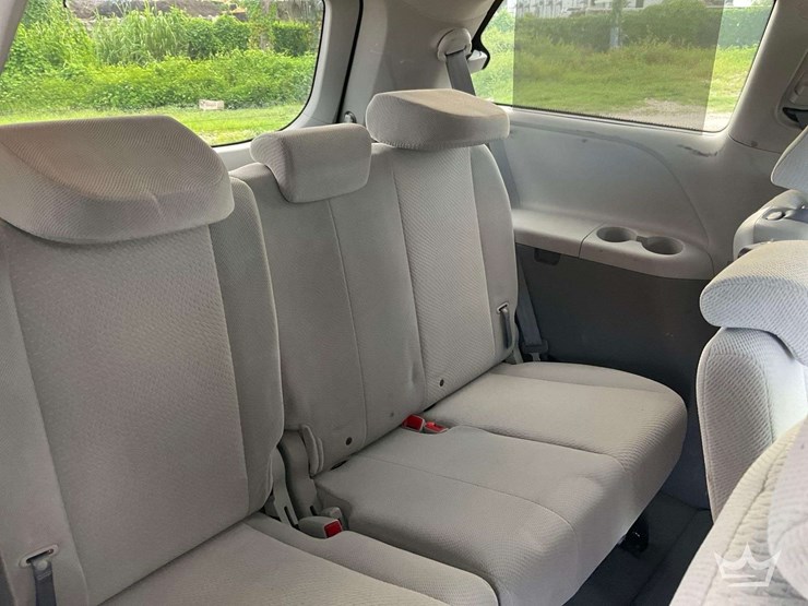 2013-toyota-sienna-image-20