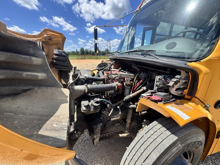 2010-freightliner-b2-image-12
