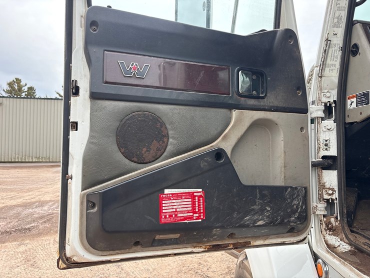2013-western-star-4900sa-image-74