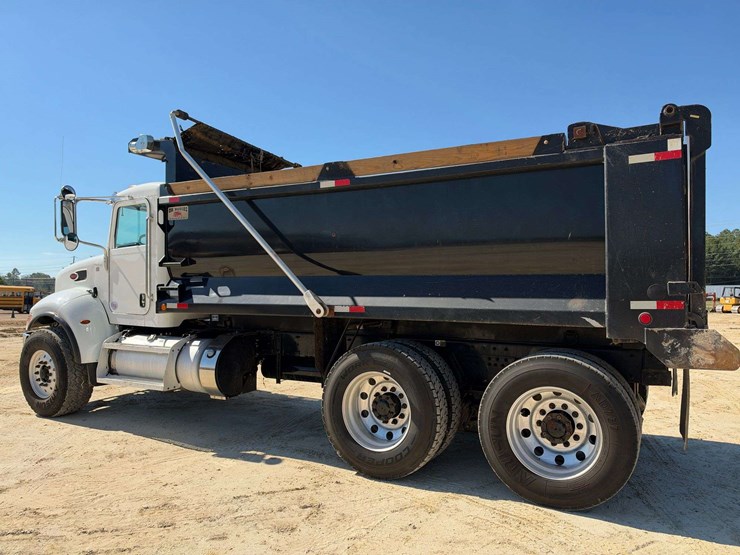 2021-peterbilt-348-image-3