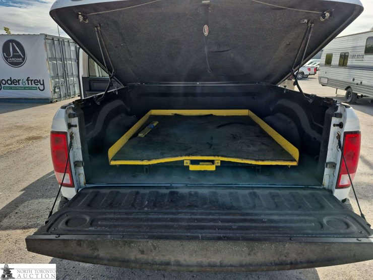 2015-dodge-1500-image-23