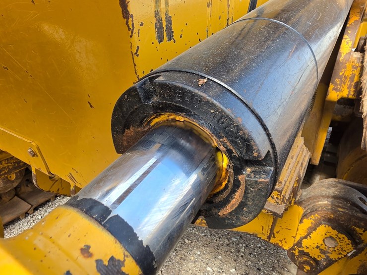 2007-caterpillar-953d-image-96