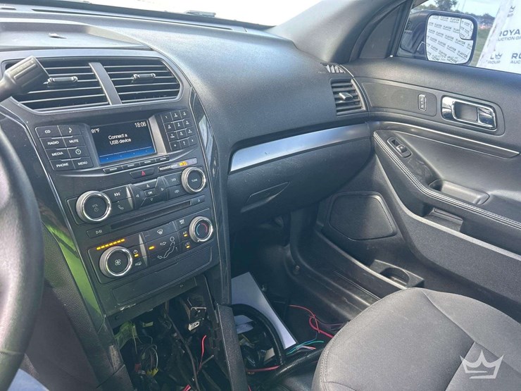 2018-ford-explorer-image-16