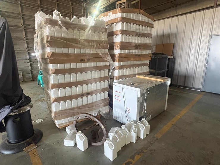#42116-•-lot-of-(2)-pallets-of-1-gallon-empty-jugs-image-1