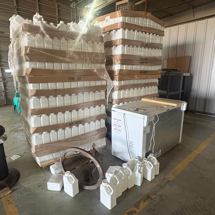 #42116 • Lot of (2) Pallets of 1 Gallon Empty Jugs