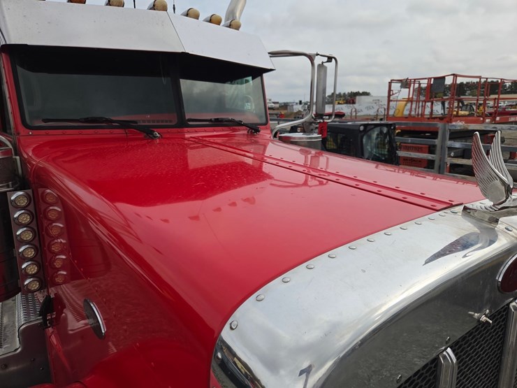 #1408-•-2014-peterbilt-388-sleeper-cab-truck-tractor-image-14
