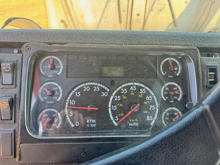2001-freightliner-fl80-image-12