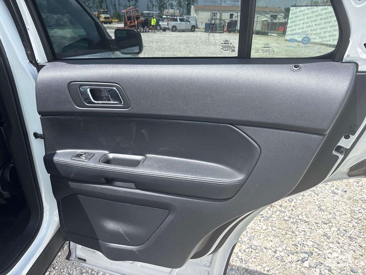 2016-ford-explorer-image-21
