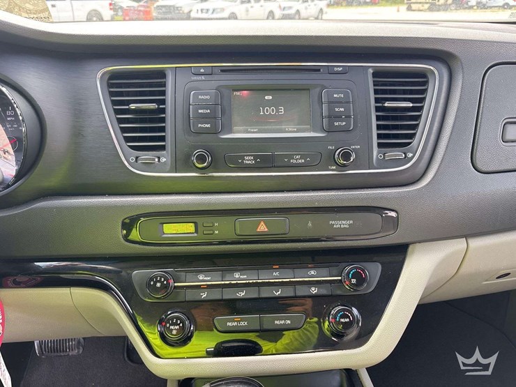 2016-kia-sedona-image-13