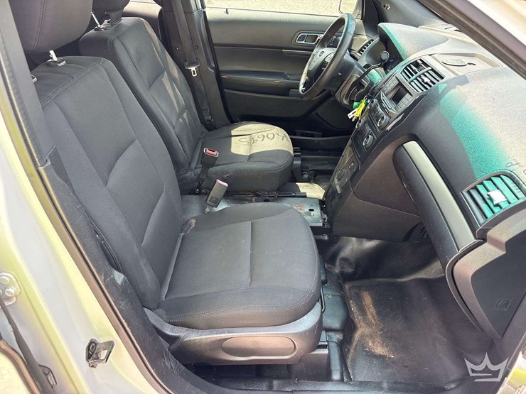 2016-ford-explorer-image-23