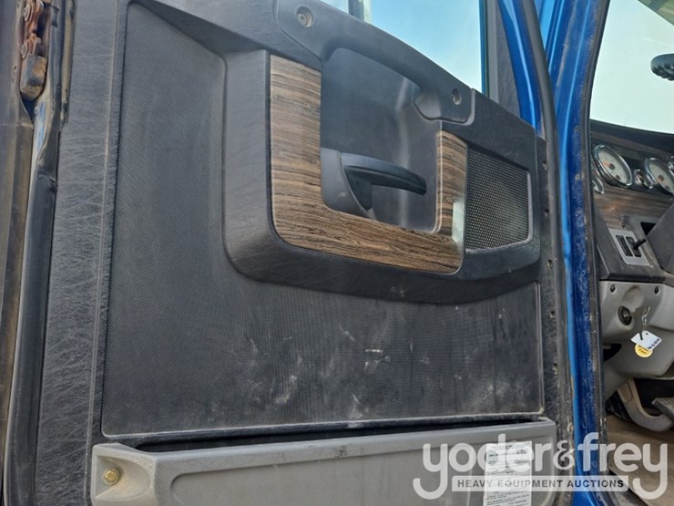 2019-freightliner-122sd-image-28