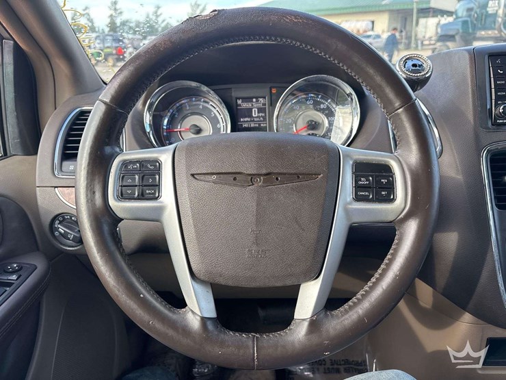 2014-chrysler-town-&-country-image-14