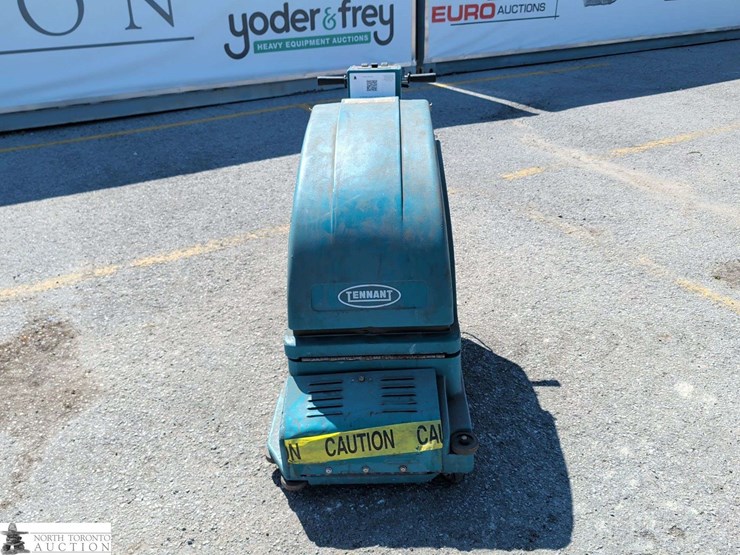 non-operable-tennant-2550-floor-scrubber-image-2