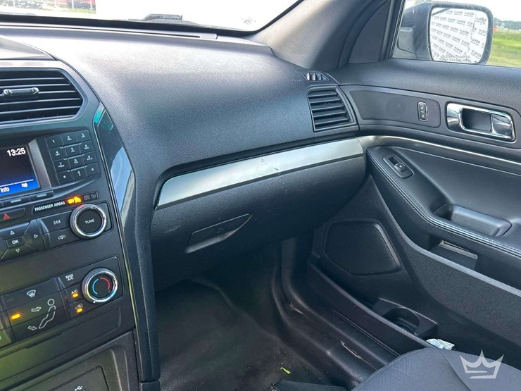 2016-ford-explorer-image-18