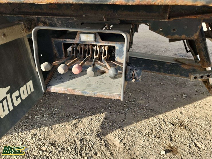 2014-freightliner-m2-106-image-29