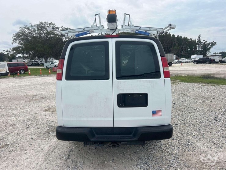 2017-chevrolet-express-g2500-image-21