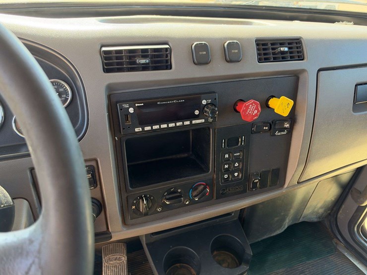 2021-peterbilt-348-image-14