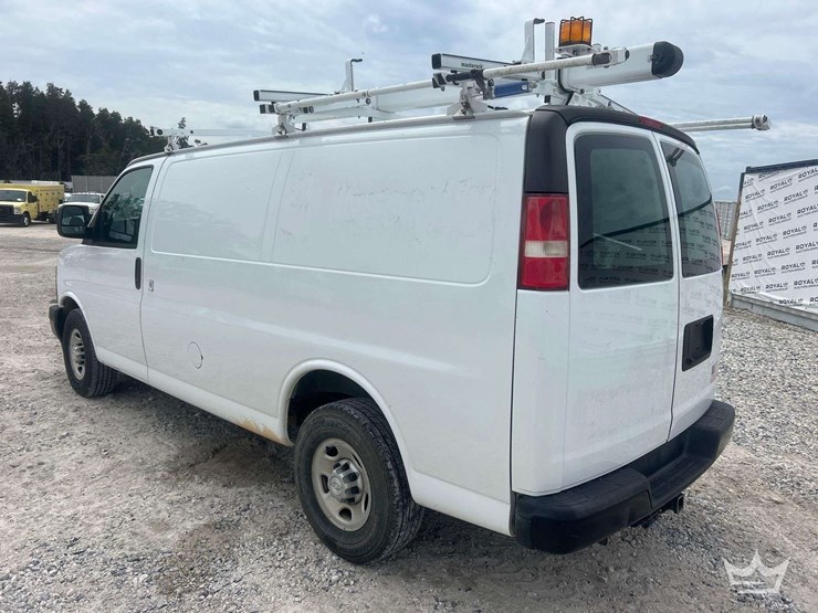 2017-chevrolet-express-g2500-image-4