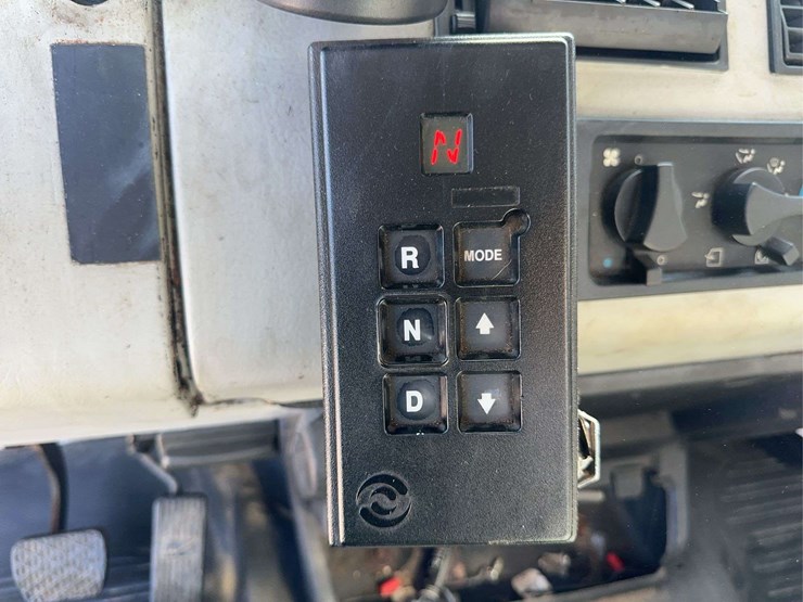 2002-freightliner-fl70-image-25