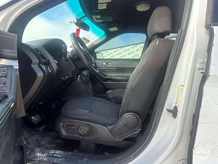 2016-ford-explorer-image-13