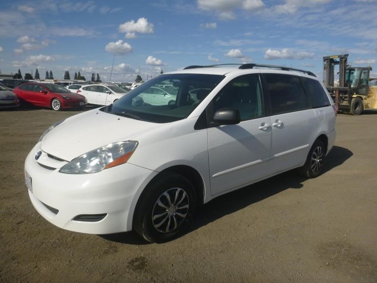 2008-toyota-sienna-image-1
