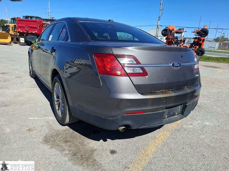 2015-ford-taurus-image-7