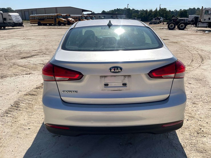 2017-kia-forte-4-door-sedan-(181,895-miles)-image-6