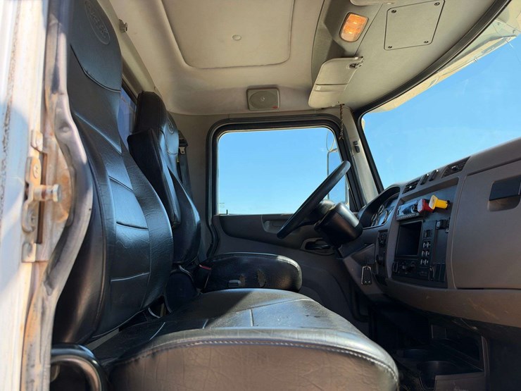 2021-peterbilt-348-image-17