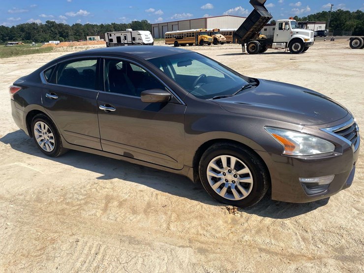 2015-nissan-altima-s-4-door-sedan-(149,037-miles)-image-4