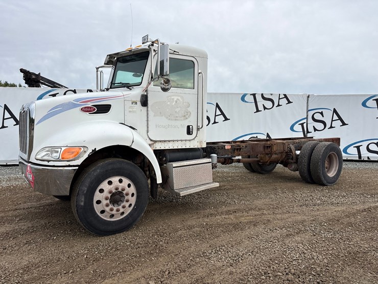 2007-peterbilt-335-image-1