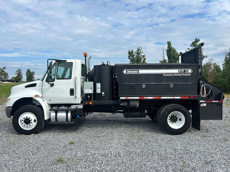2019-international-durastar-4300-image-3