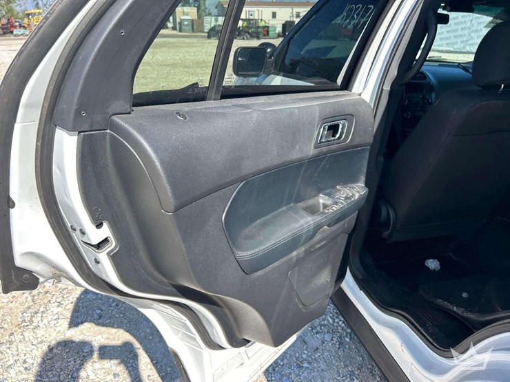 2016-ford-explorer-image-17