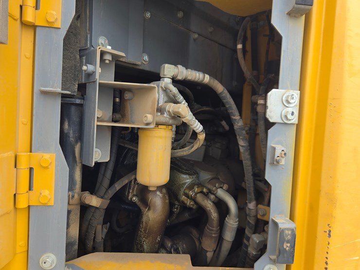 2017-deere-245g-lc-image-39