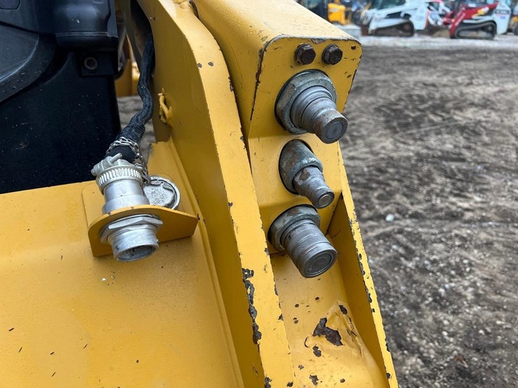 2017-caterpillar-259d-image-12