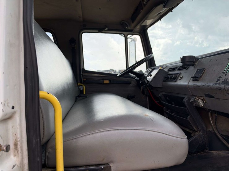 2003-freightliner-fl70-image-19