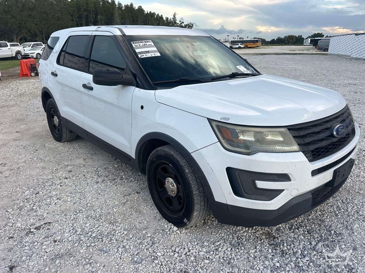 2016-ford-explorer-image-2