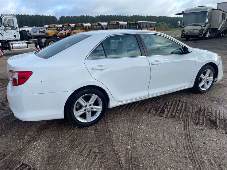2014-toyota-camry-le-4-door-sedan-(170,014-miles)-image-3