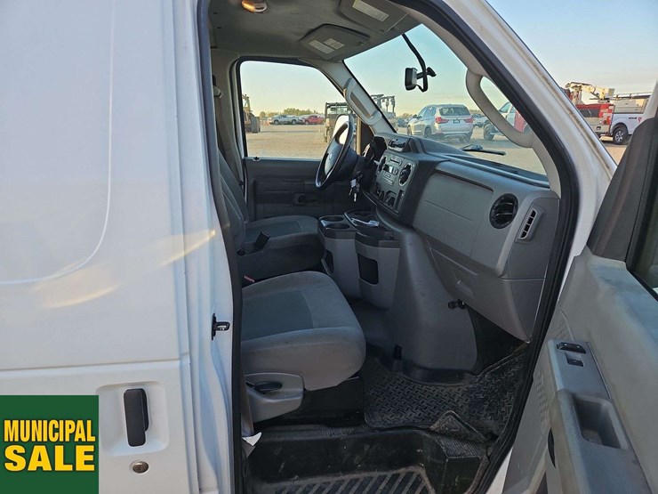 2014-ford-cargo-image-24