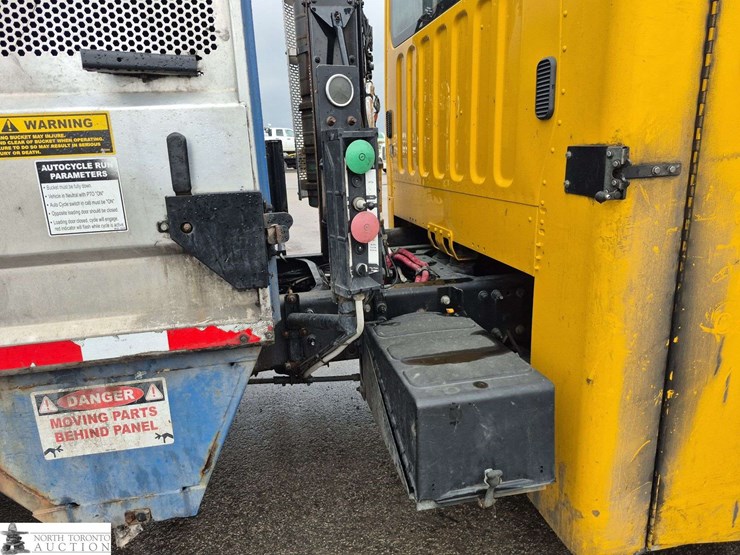2018-freightliner-m2-106-image-25