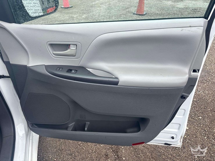 2017-toyota-sienna-image-23