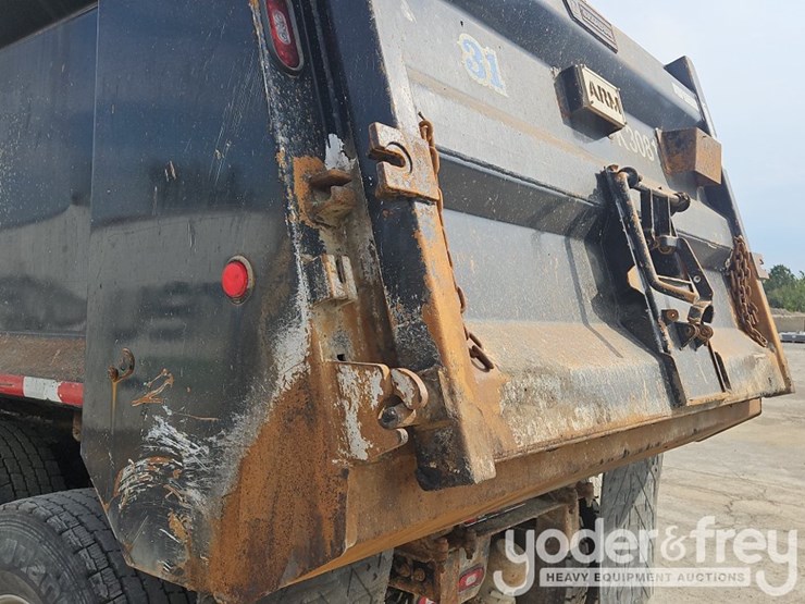2019-freightliner-122sd-image-43