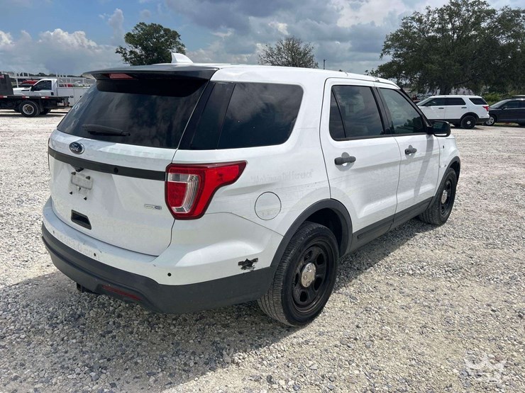 2016-ford-explorer-image-3