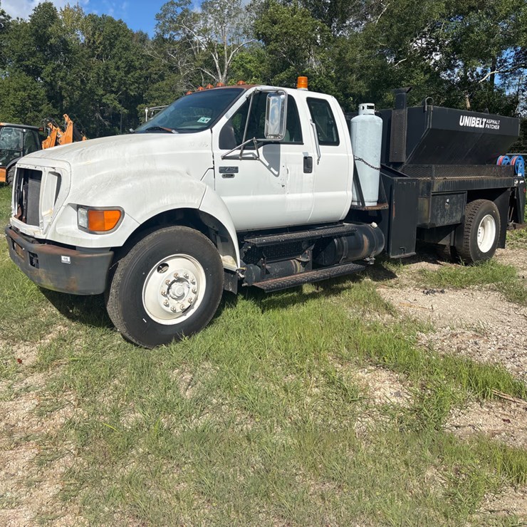 2004 FORD F750