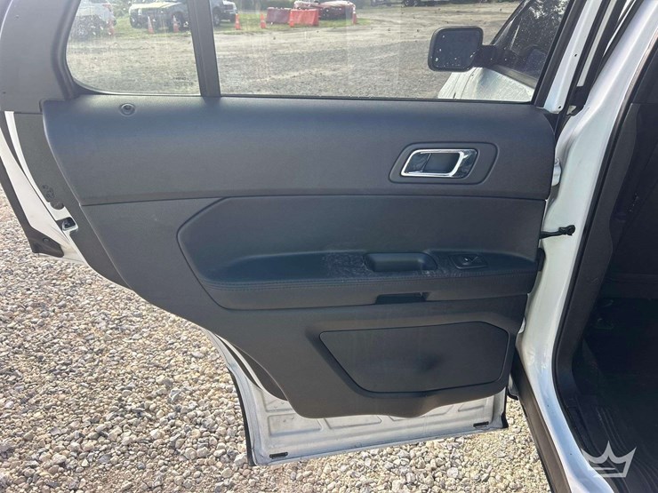 2016-ford-explorer-image-24