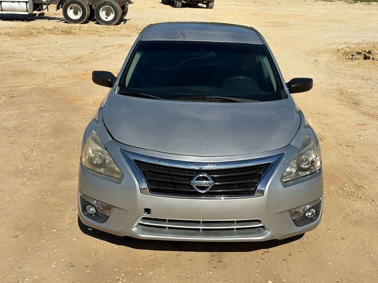 2015-nissan-altima-4-door-sedan-(270,918-miles)-image-5