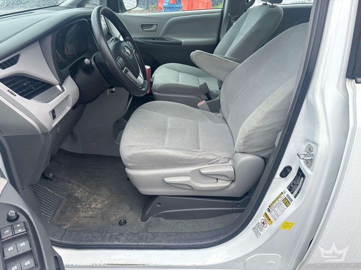 2017-toyota-sienna-image-10