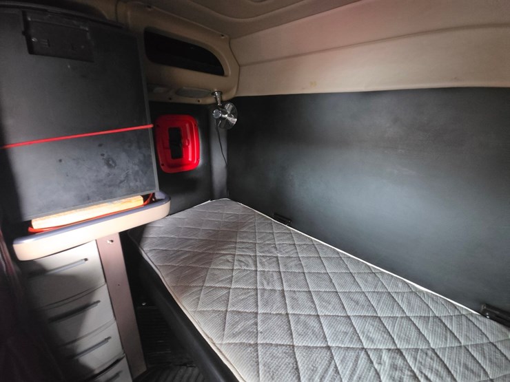 #1408-•-2014-peterbilt-388-sleeper-cab-truck-tractor-image-58