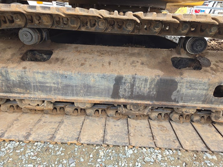2017-deere-245g-lc-image-75