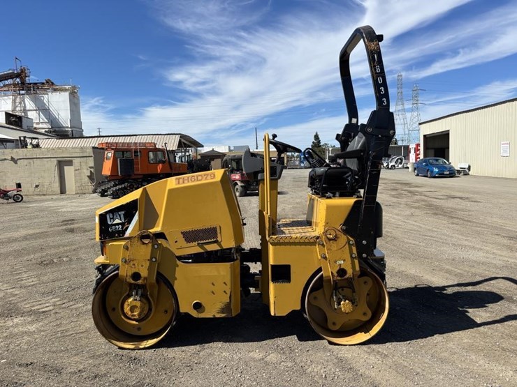 2013-caterpillar-cb22-image-5